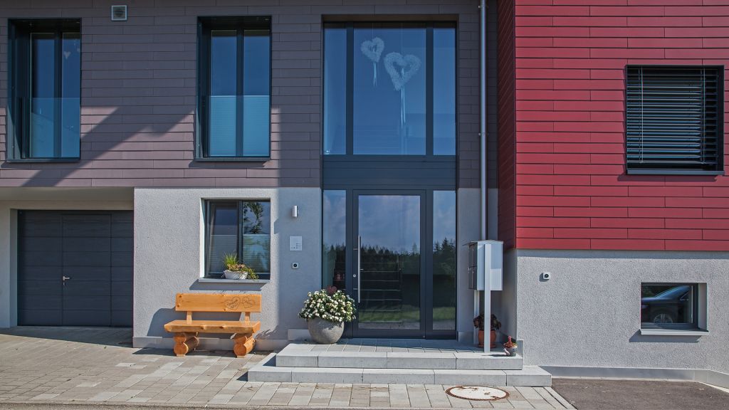 Aluminium Haustüre und Garagen-Sectionaltor